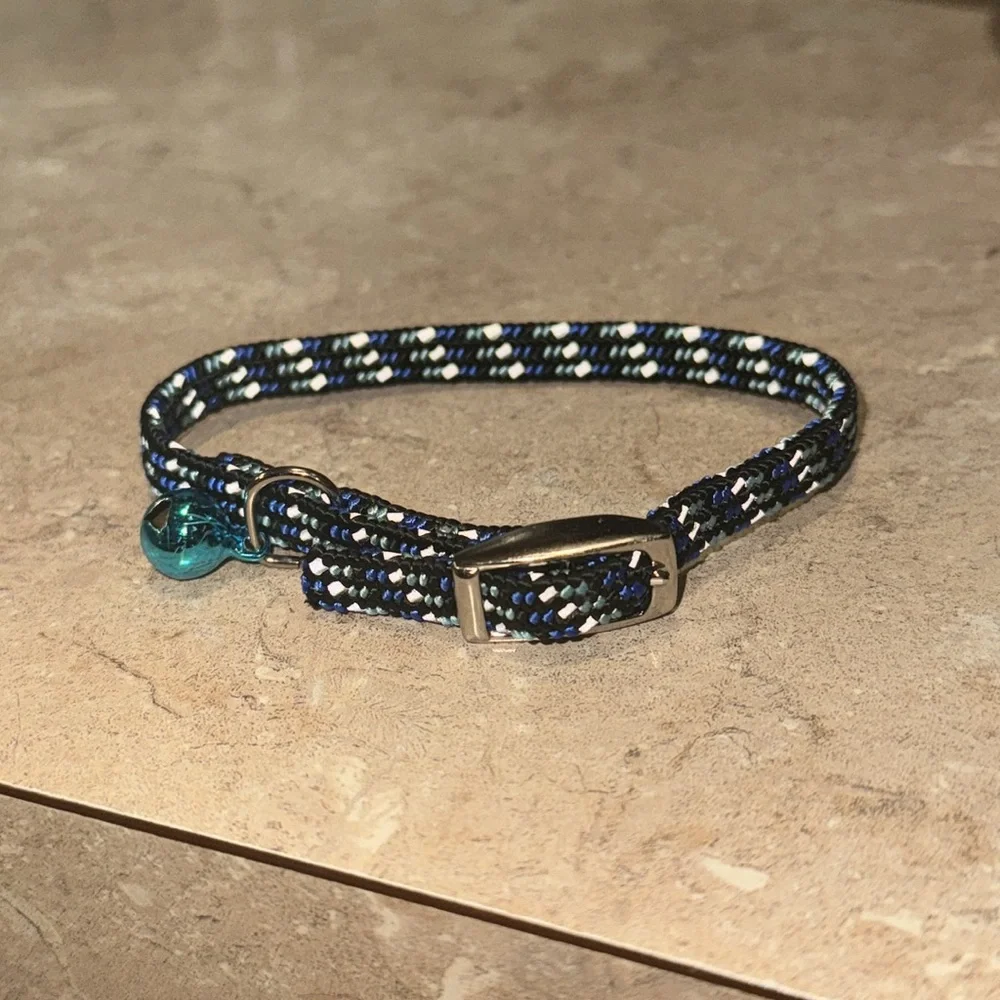 Elastic cat collar with bell